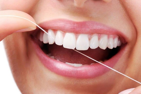 تفاوت نخ دندان و واترجت در مراقبت از ایمپلنت