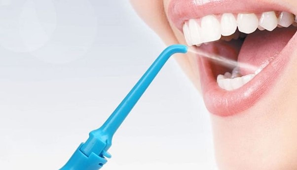 تفاوت نخ دندان و واترجت در مراقبت از ایمپلنت